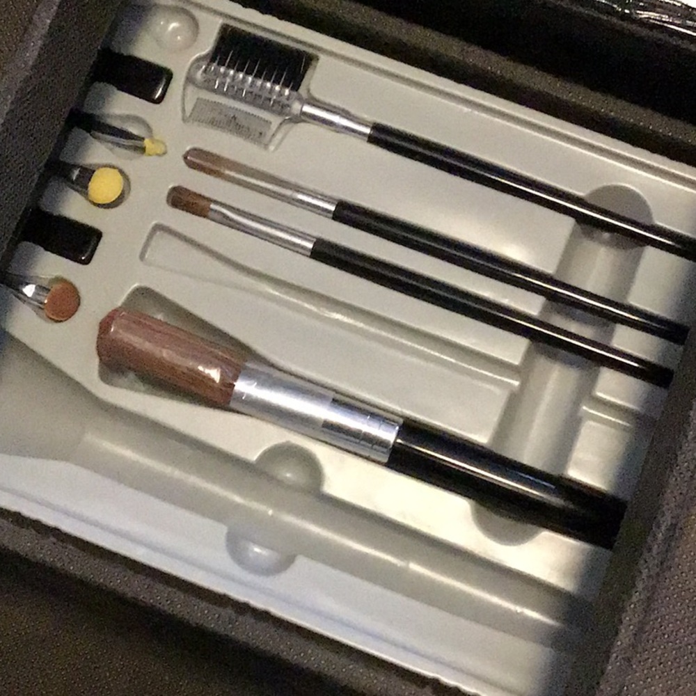 🍡🍡🍡Faux Leather make up train case with brushes (Make up is new but 3 yrsold) - Picture 3 of 5